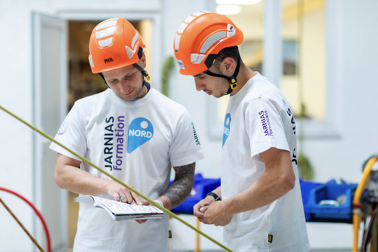 Formateur expliquant la théorie des mouflages à un stagiaires