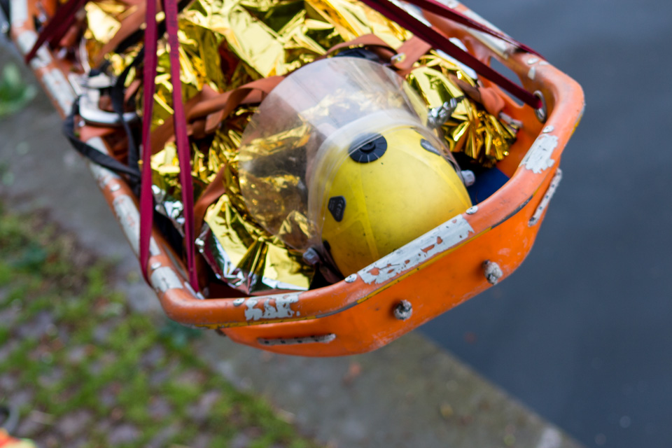 exercice de secours avec victime évacuée en civière de sauvetage