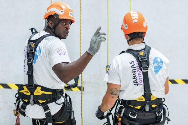 Stagiaires en formation CQP Cordiste, mise en pratique des techniques de sécurité en hauteur